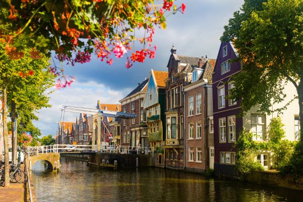 Zonnige gracht in Alkmaar met historische huizen en bruggen